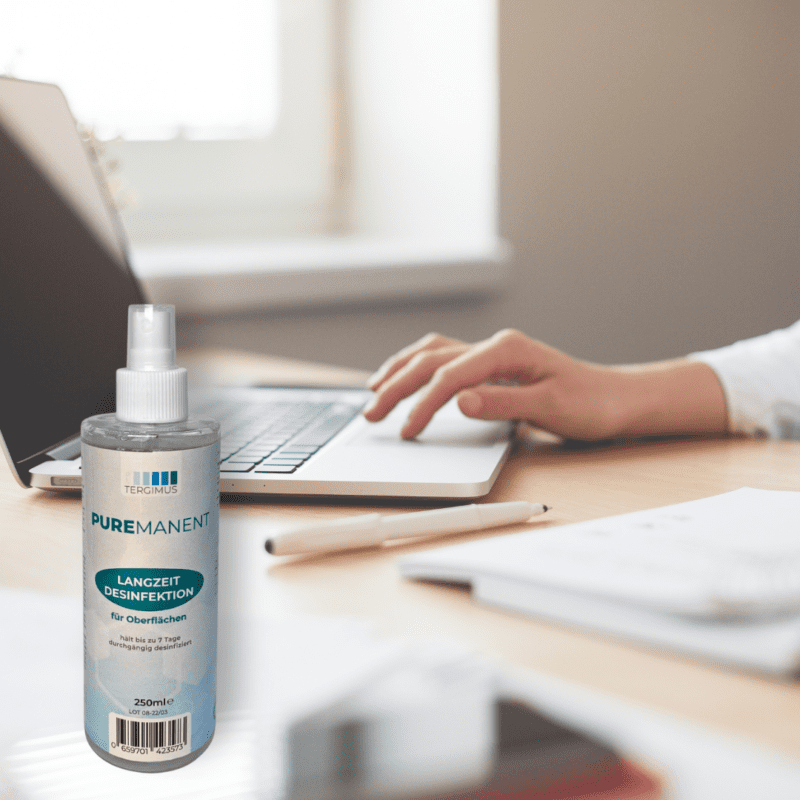 PUREMANENT Long Protect 250 ml Langzeitdesinfektion am Schreibtisch mit Laptop