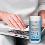 PUREMANENT Long Protect Wipes beim Reinigen einer Laptop-Tastatur