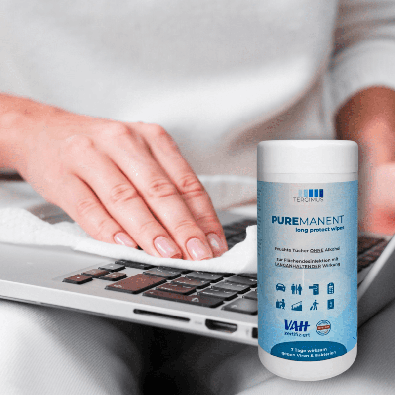 PUREMANENT Long Protect Wipes beim Reinigen einer Laptop-Tastatur