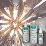 PUREHAND Classic Händedesinfektion in 250 ml, 1000 ml und 100 ml vor einer Gruppe von Menschen