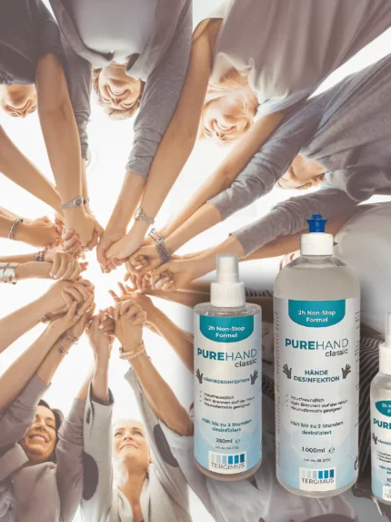 PUREHAND Classic Händedesinfektion in 250 ml, 1000 ml und 100 ml vor einer Gruppe von Menschen