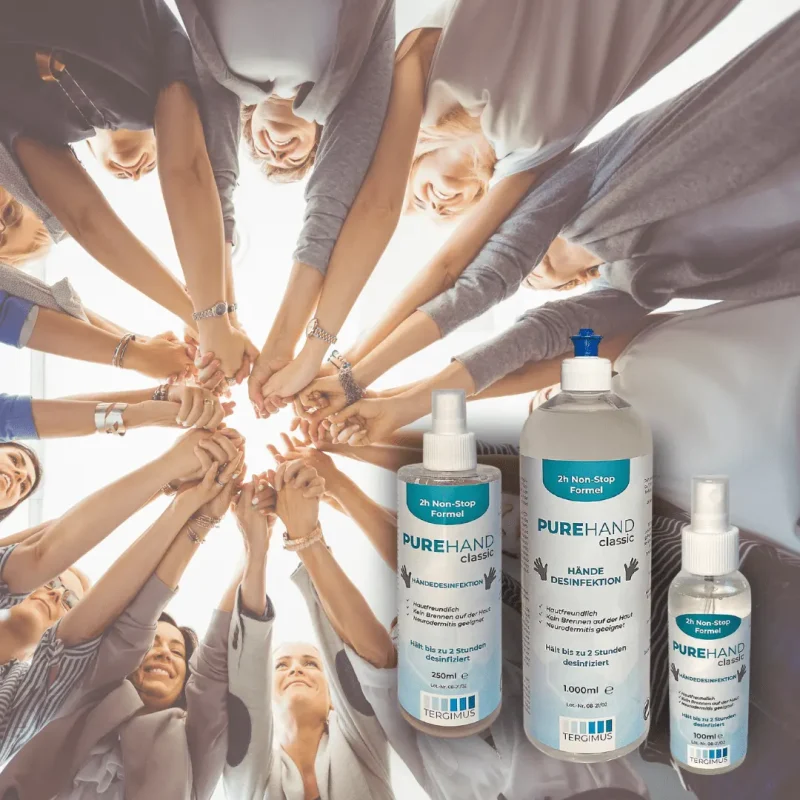 PUREHAND Classic Händedesinfektion in 250 ml, 1000 ml und 100 ml vor einer Gruppe von Menschen