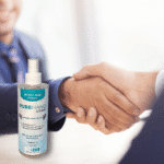 PUREHAND Classic 250 ml Händedesinfektion beim Händeschütteln im Büro