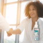PUREHAND Classic 100 ml Händedesinfektion bei einer geschäftlichen Begrüßung
