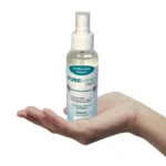 PUREHAND Classic 100 ml Sprühflasche in einer geöffneten Handfläche