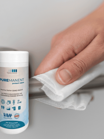 PUREMANENT Protect Wipes beim Desinfizieren eines Türgriffs