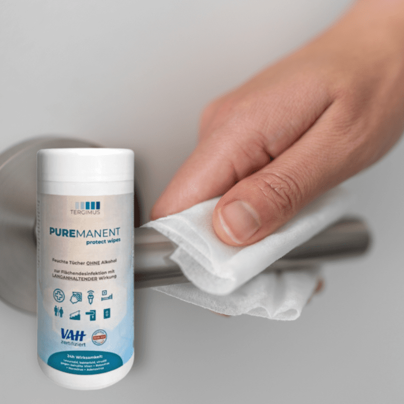 PUREMANENT Protect Wipes beim Desinfizieren eines Türgriffs