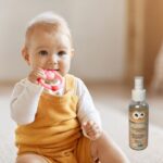 Baby mit Beißring neben PUREMANENT Kids Flächendesinfektion 100 ml