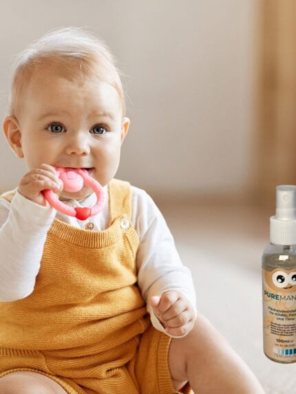 Baby mit Beißring neben PUREMANENT Kids Flächendesinfektion 100 ml