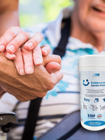 PUREMANENT Senior Protect Desinfektionstücher in der Pflege, Hand hält Hand einer Seniorin