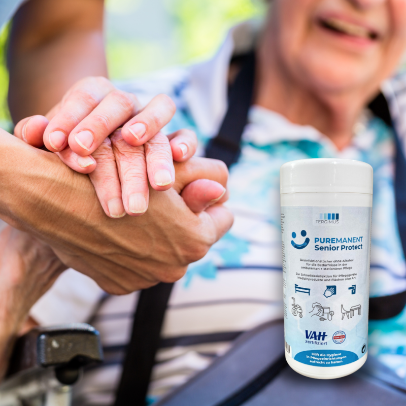 PUREMANENT Senior Protect Desinfektionstücher in der Pflege, Hand hält Hand einer Seniorin