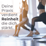 Yogagruppe im Studio auf gereinigten Yogamatten