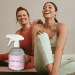 Zwei Frauen auf der Yogamatte neben PUREMANENT Yoga Desinfektionsreiniger 500 ml