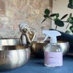 Desinfizierender Yogamatten Reiniger Puremanent Yoga in einem Yogastudio vor Klangschalen
