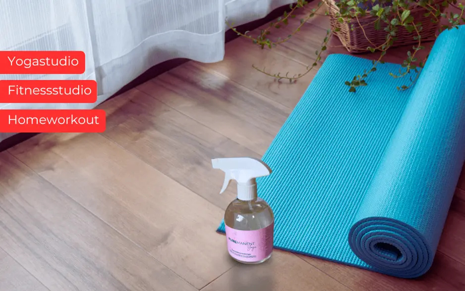 PUREMANENT Yoga Desinfektionsreiniger neben einer Yogamatte – für Yogastudio, Fitnessstudio und Homeworkout